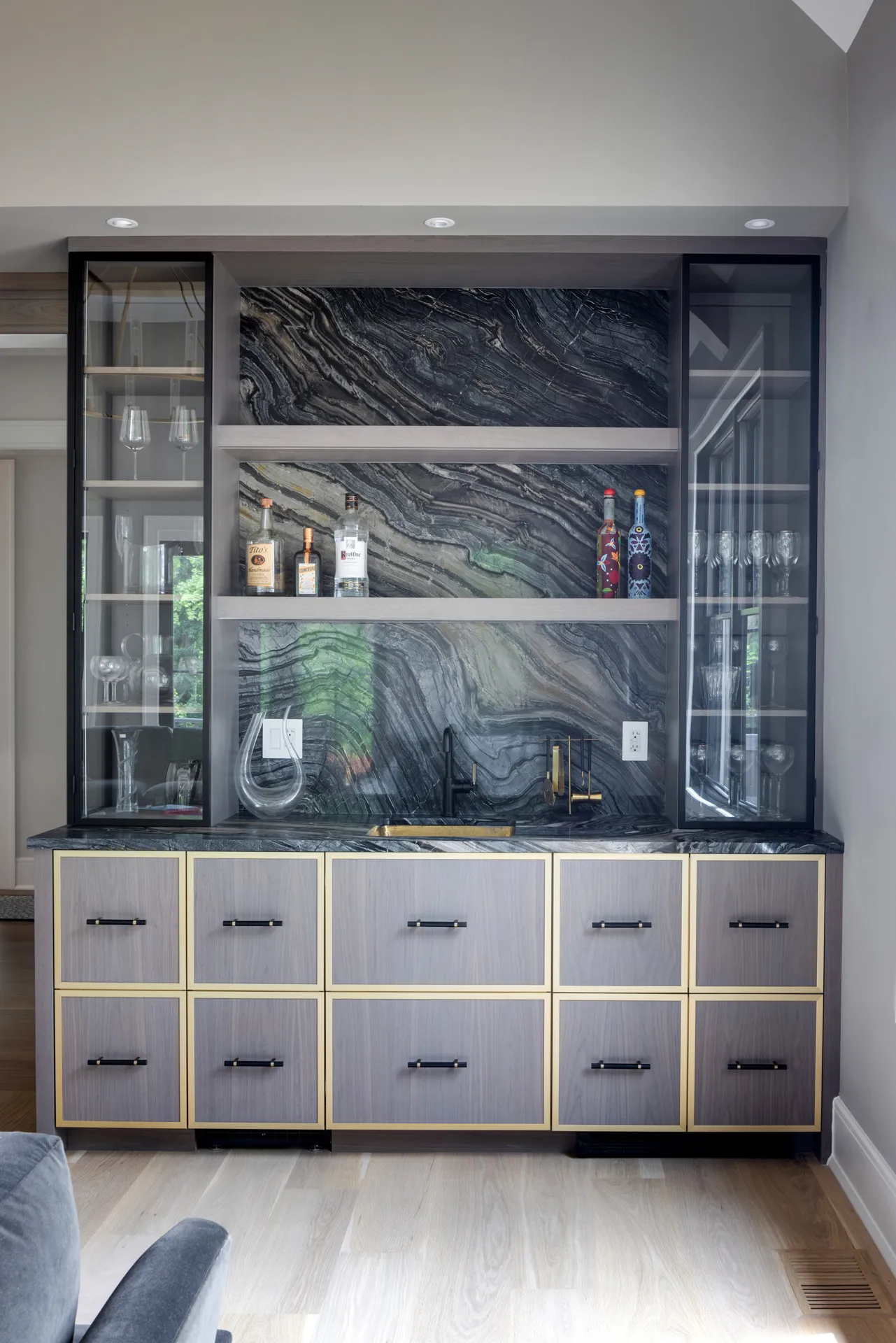 Home_Bar_Black_Marble_Gold_Accents