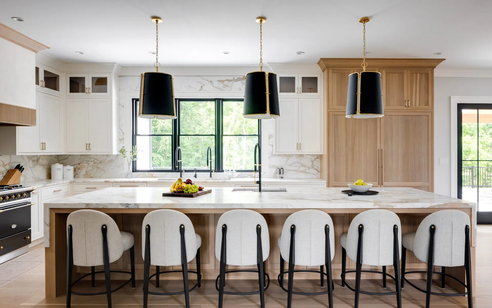 Modern_Elegant_Kitchen_Natural_Wood_Black_Pendant_Lights