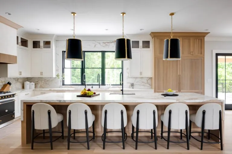 Modern_Elegant_Kitchen_Natural_Wood_Black_Pendant_Lights
