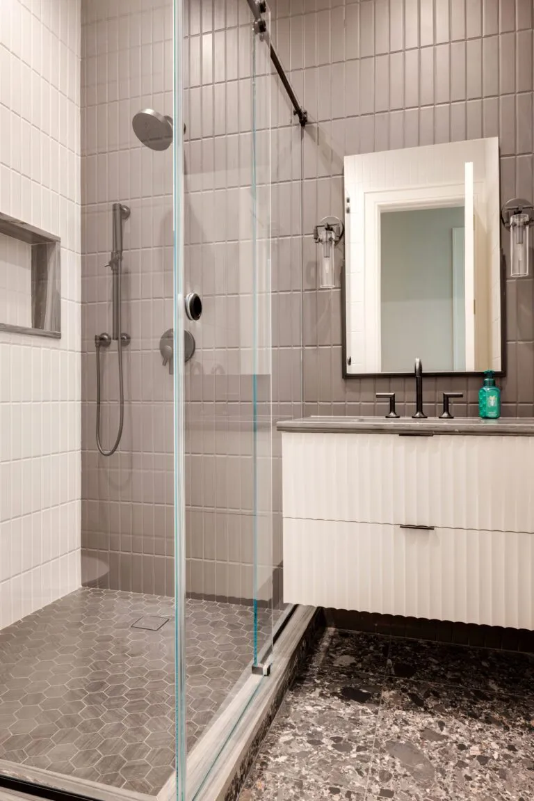 White_Drawer_Cabinetry_Vanity_Modern_Bathroom